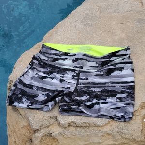 AVIA workout shorts camo gry and grn sm